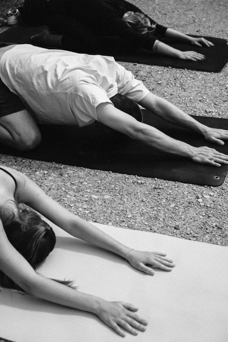 Gemeinschaft erleben: Yoga im Kreis verbindet – ideal für Geburtstage, Teamtage und Freundesgruppen in der Natur bei Heidelberg.