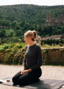 Yoga auf der Wiese mit Weitblick Yoga mit Weitblick – Outdoor Yoga mit Panoramablick bei Heidelberg. Ideal für bewusste Auszeiten mit Freunden oder Kolleg:innen.